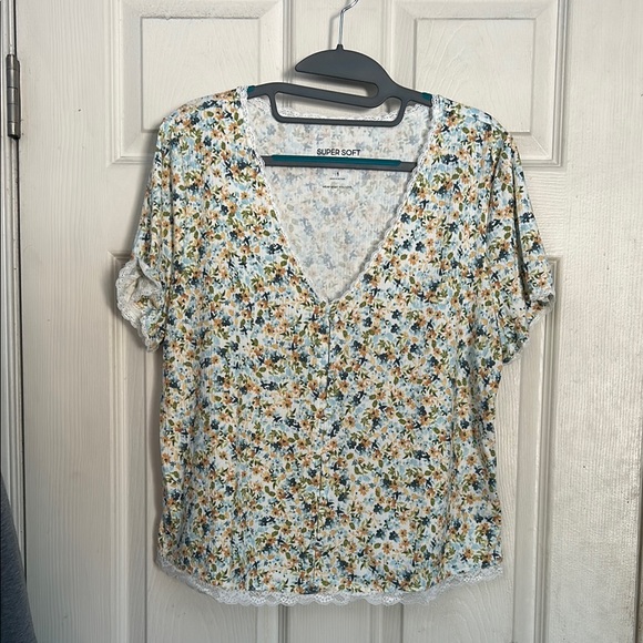 Torrid ditsy floral Fitted Supersoft Rib V-Neck Lace Trim Button Crop Tee 1X - Picture 6 of 9